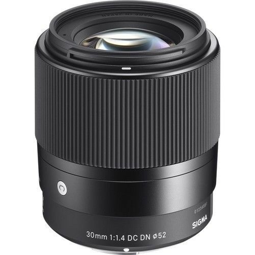 Sigma 30mm f/1.4 DC DN – farklı açıdan görünüm Sigma 30mm f/1.4 DC DN farklı açıdan görünüm