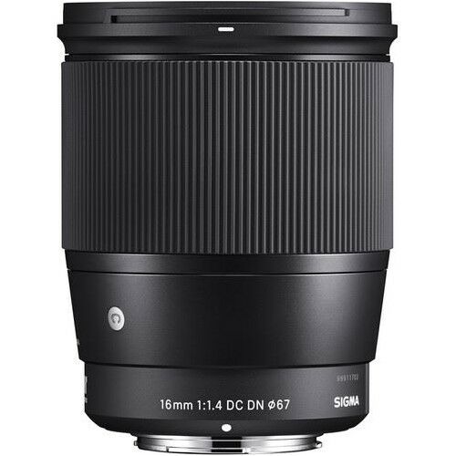 Sigma 16mm f/1.4 DC DN – farklı açıdan görünüm Sigma 16mm f/1.4 DC DN farklı açıdan görünüm