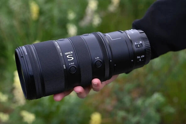 Nikon NIKKOR Z 70-200mm f/2.8 VR S II farklı açıdan görünüm
