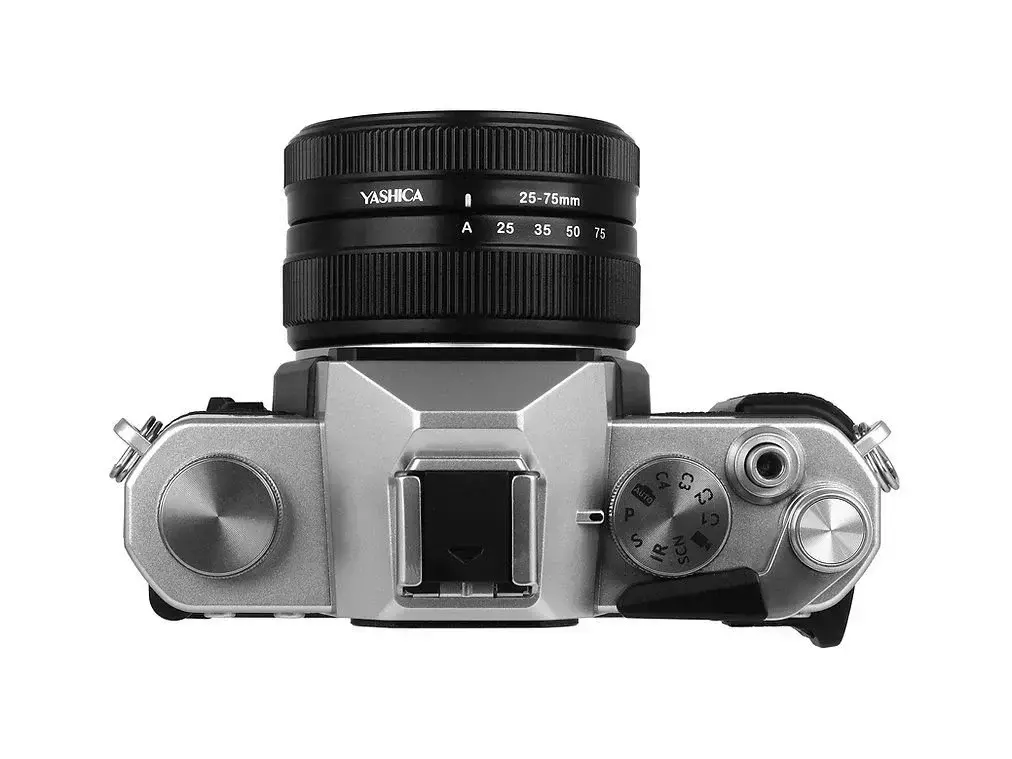 Yashica Fx-d 100 – farklı açıdan görünüm Yashica Fx-d 100 farklı açıdan görünüm