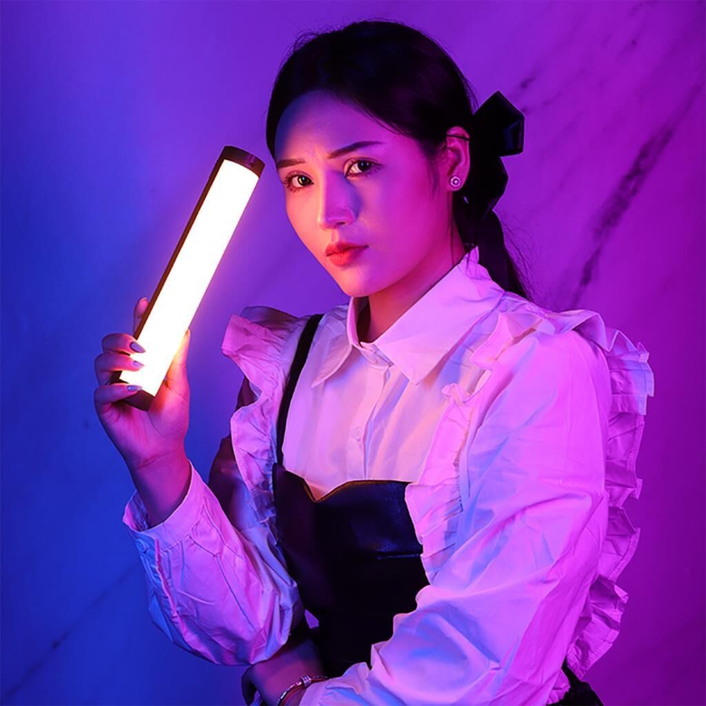 Ulanzi VL110 Manyetik RGB Tüp Işık – farklı açıdan görünüm Ulanzi VL110 Manyetik RGB Tüp Işık farklı açıdan görünüm