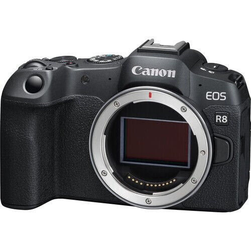 Canon EOS R8 RF 24-105mm – farklı açıdan görünüm Canon EOS R8 RF 24-105mm farklı açıdan görünüm