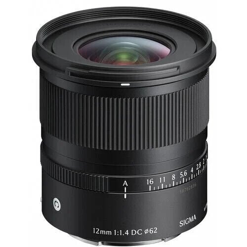 Sigma 12mm f/1.4 DC – farklı açıdan görünüm Sigma 12mm f/1.4 DC farklı açıdan görünüm
