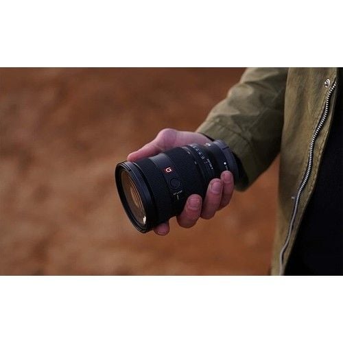 Sony FE 24-70mm f/2.8 GM II – yakın plan görseli Sony FE 24-70mm f/2.8 GM II yakın plan görseli