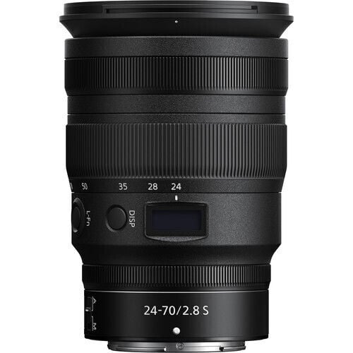Nikon Z 24-70mm f/2.8 – farklı açıdan görünüm Nikon Z 24-70mm f/2.8 farklı açıdan görünüm