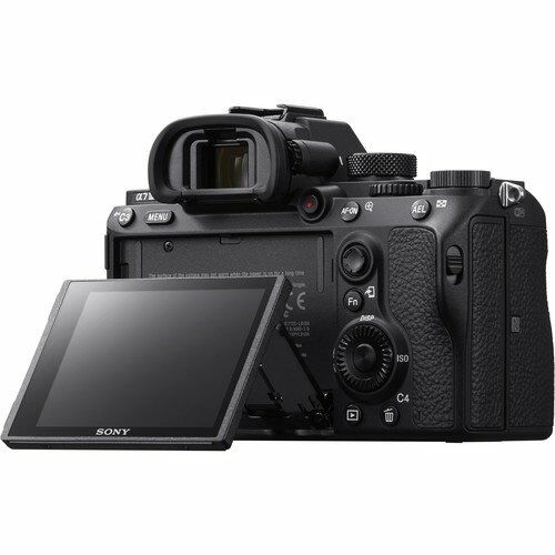 Sony A7 III – farklı açıdan görünüm Sony A7 III farklı açıdan görünüm