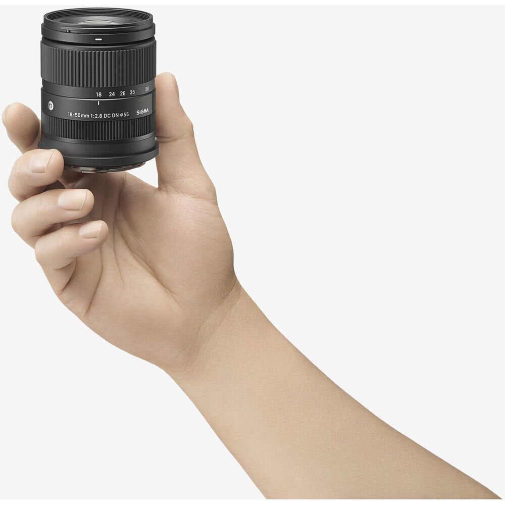 Sigma 18-50mm f/2.8 DC DN – farklı açıdan görünüm Sigma 18-50mm f/2.8 DC DN farklı açıdan görünüm