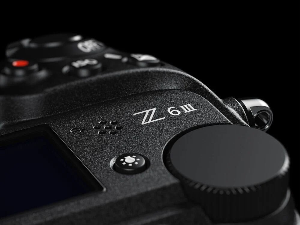 Nikon Z6 III Aynasız Fotoğraf Makinesi – farklı açıdan görünüm Nikon Z6 III Aynasız Fotoğraf Makinesi farklı açıdan görünüm