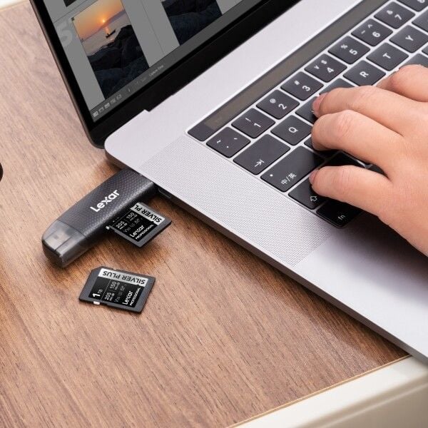 Lexar 256GB Profesyonel Silver Plus – farklı açıdan görünüm Lexar 256GB Profesyonel Silver Plus farklı açıdan görünüm